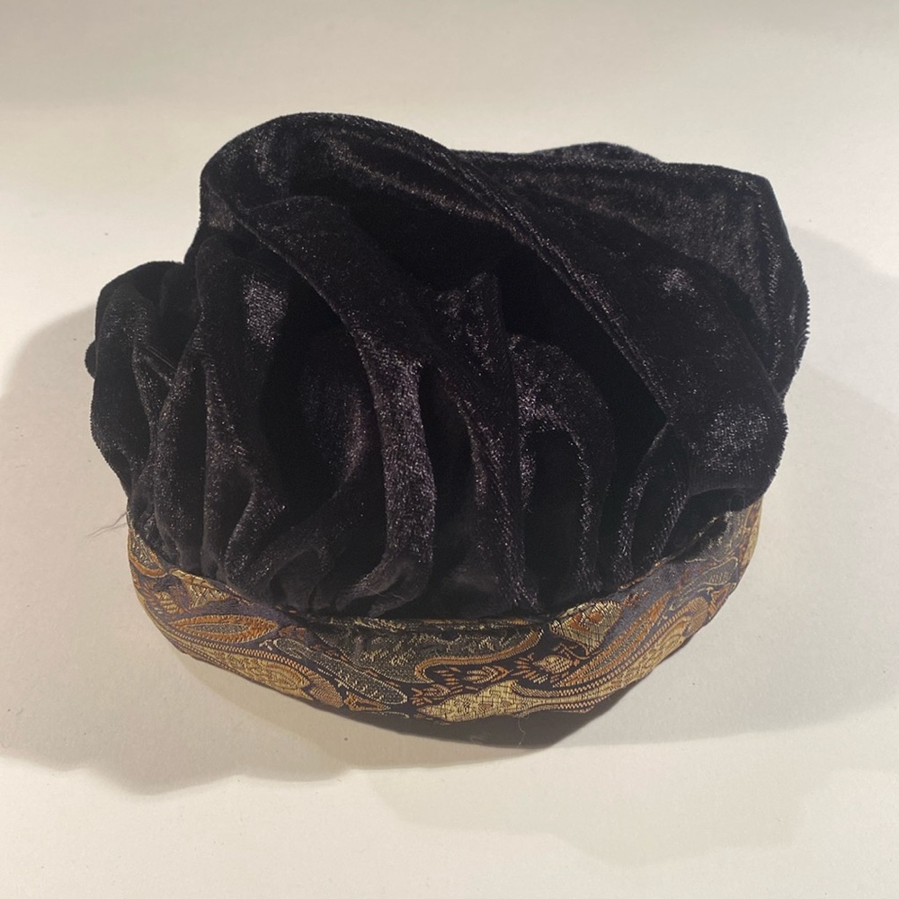 ❗️Price reduction❗️Black Shakespeare cap with brocade band